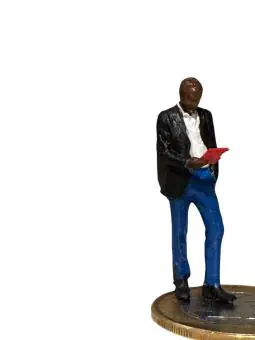 Homem em pé c/ livro/notepad nas mão