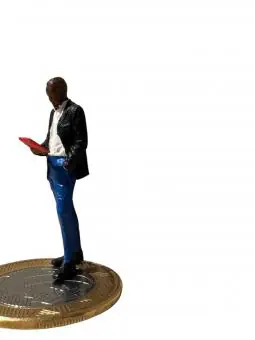 Homem em pé c/ livro/notepad nas mão