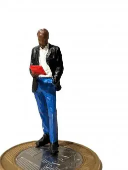 Homem em pé c/ livro/notepad nas mão