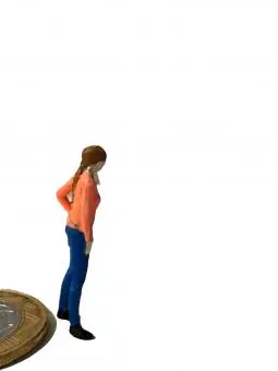 Mulher em pé mão cintura