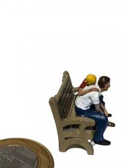 Casal  sentados no banco