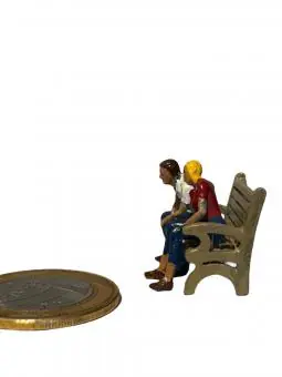 Casal  sentados no banco