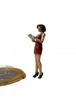 Mulher  com livro/notepad nas mãos