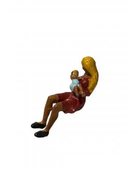 Mulher sentada c/ bebê no colo
